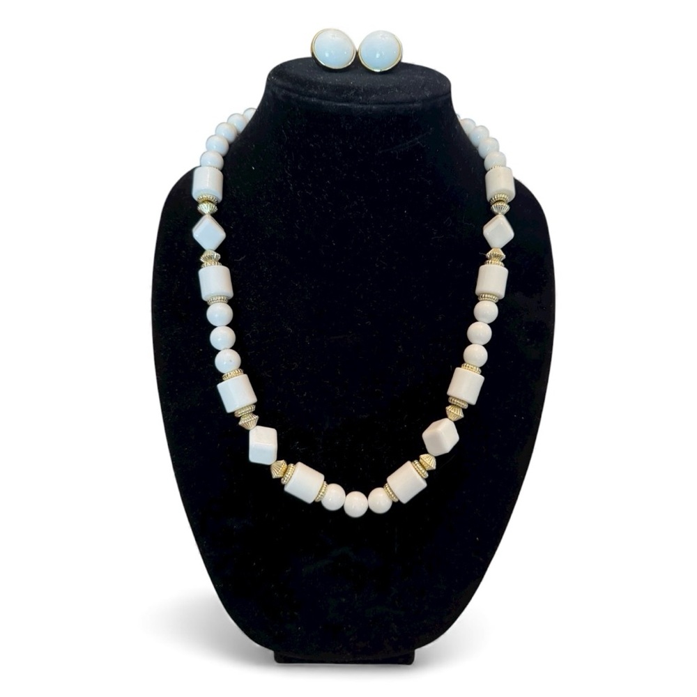Elegant White and Gold Necklace Set EUC